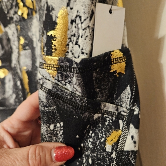 #197 TAHARI SPORT- Double Cell Pocket leggings Black Marble w/Gold. Varies Sizes - Picture 4 of 9